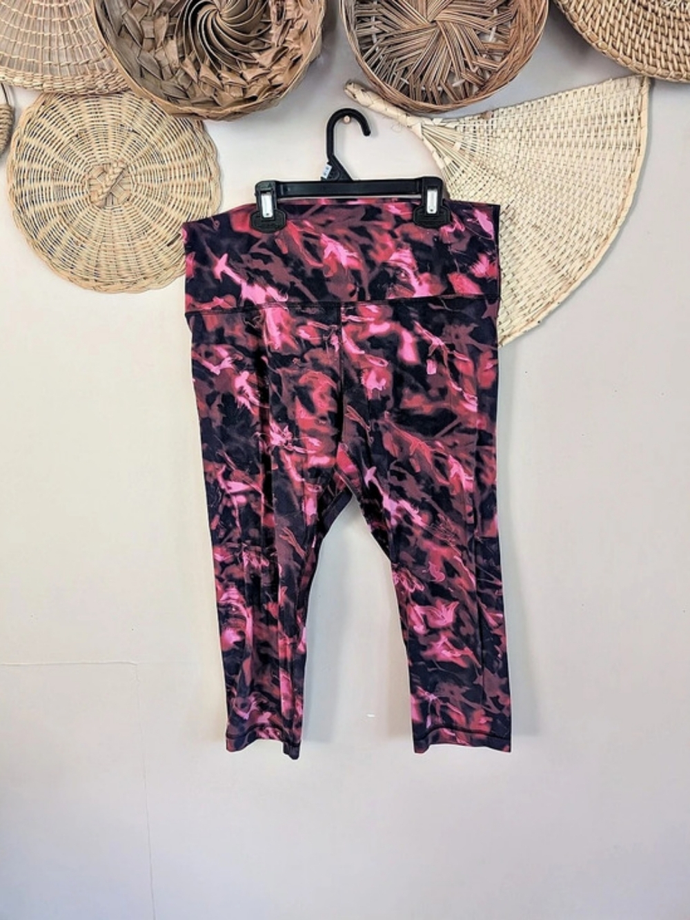 Lululemon High Rise Capri Crop Leggings Pink Black Abstract Floral Print Size 14
